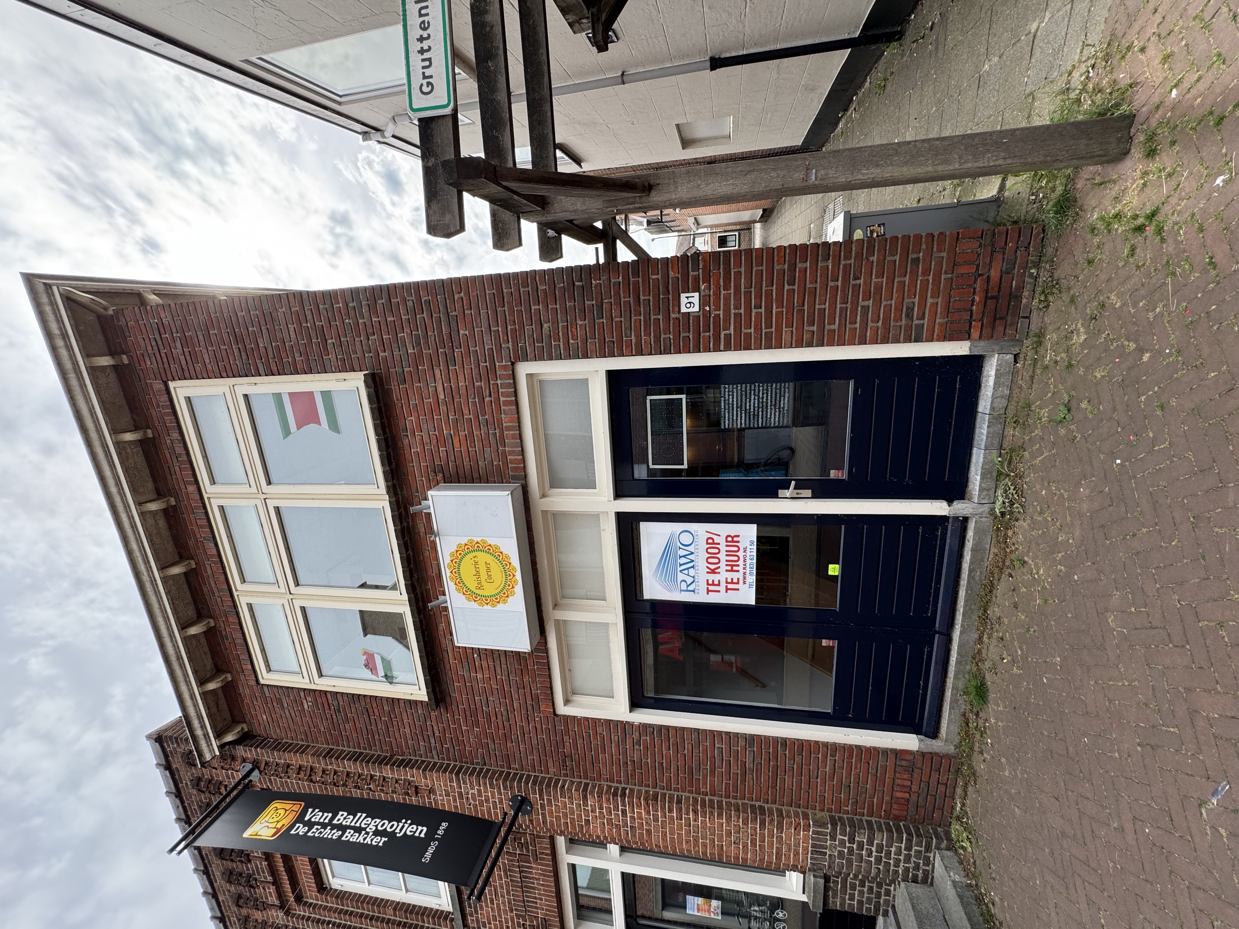 Horecazaak aan Hoogstraat 91 in Werkendam met opvallende gevel