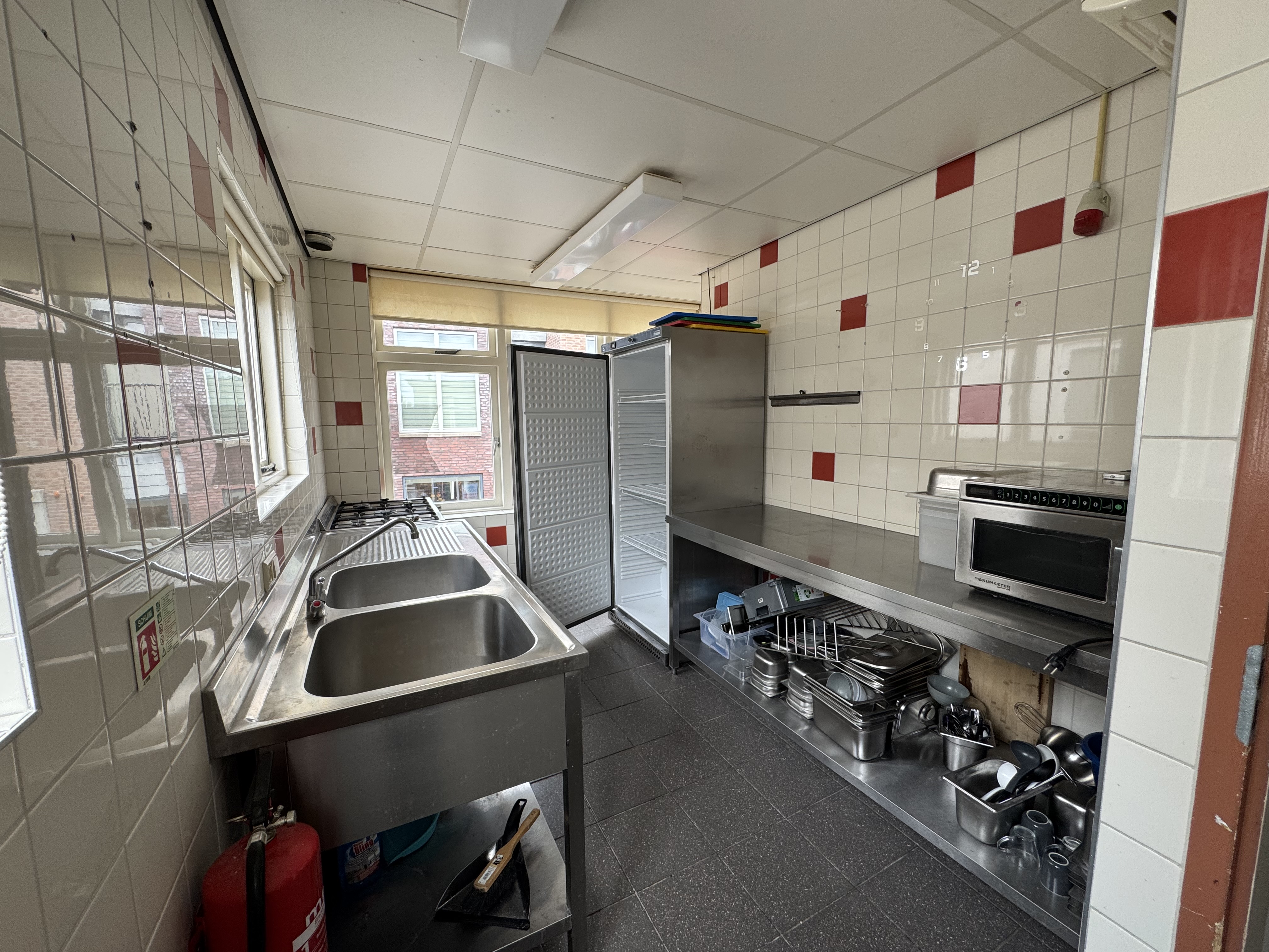 Praktische pantry in commercieel pand Werkendam voor personeel of catering