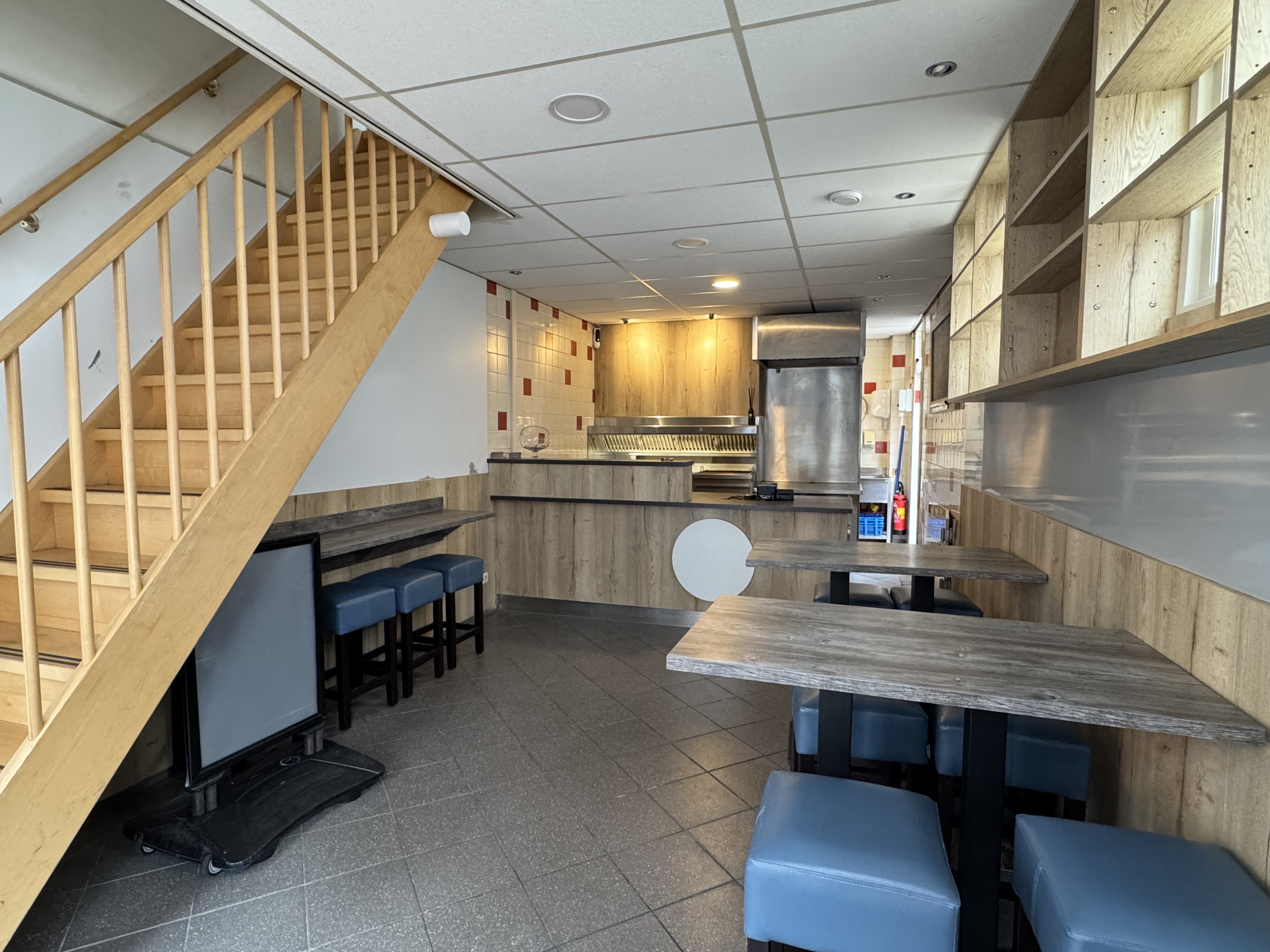 Hoofdingang van bedrijfspand Hoogstraat 91 Werkendam geschikt voor kantoor of horeca